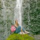 92- Pascale contemple la cascade 